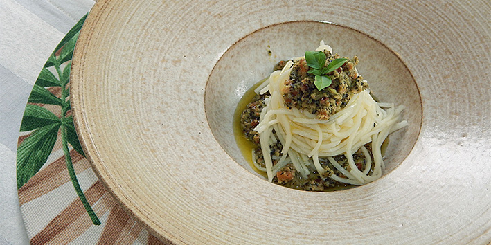 Espaguete Vegano ao Molho Pesto com Manjerico